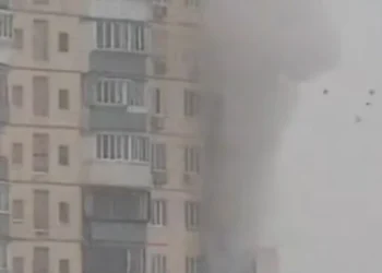 У Києві пролунали вибухи, горить квартира в Оболонському районі