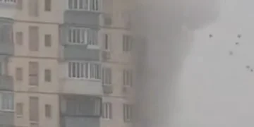 У Києві пролунали вибухи, горить квартира в Оболонському районі