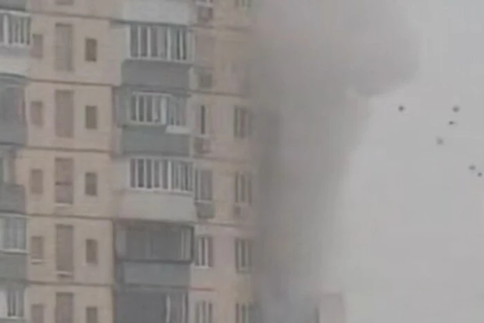 У Києві пролунали вибухи, горить квартира в Оболонському районі