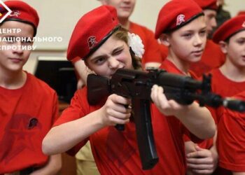 Готують до війни: у Луганську понад дві тисячі людей пройшли навчання у російському військовому центрі “Воїн”