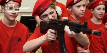 Готують до війни: у Луганську понад дві тисячі людей пройшли навчання у російському військовому центрі “Воїн”