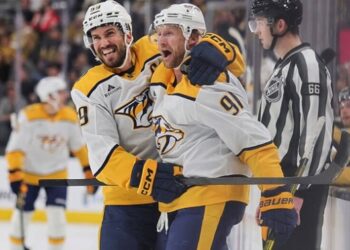 НХЛ: тріумфальний вечір Бостона та Тампи