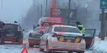 Потрійна аварія на Надрічній: на місці працюють медики (ФОТО)