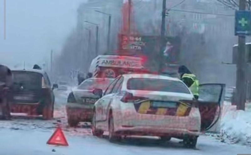 Потрійна аварія на Надрічній: на місці працюють медики (ФОТО)