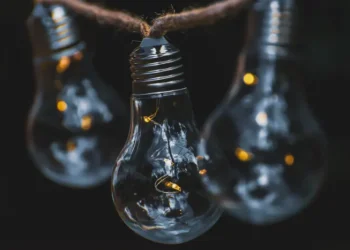 На Русанівці у трьох будинках немає світла понад 60 годин