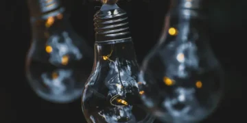 На Русанівці у трьох будинках немає світла понад 60 годин