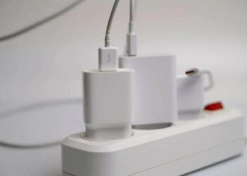 Чому не варто залишати зарядку в розетці без телефона: небезпека, про яку мало хто думає