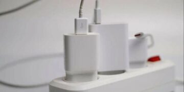 Чому не варто залишати зарядку в розетці без телефона: небезпека, про яку мало хто думає