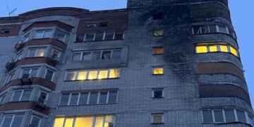 Влучання дрона у 15-поверхівку в Солом’янському районі: поліція показала наслідки