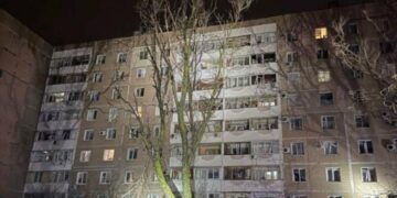 Російські війська вдарили по житловому будинку в Запоріжжі: є постраждалий