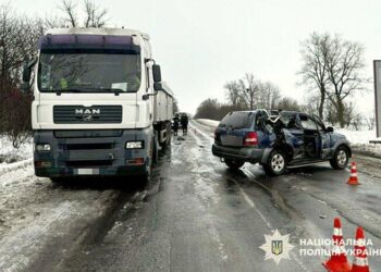 ДТП на Ярмолинеччині: KIA “влетіла” у припарковану вантажівку, є постраждалі