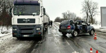 ДТП на Ярмолинеччині: KIA “влетіла” у припарковану вантажівку, є постраждалі