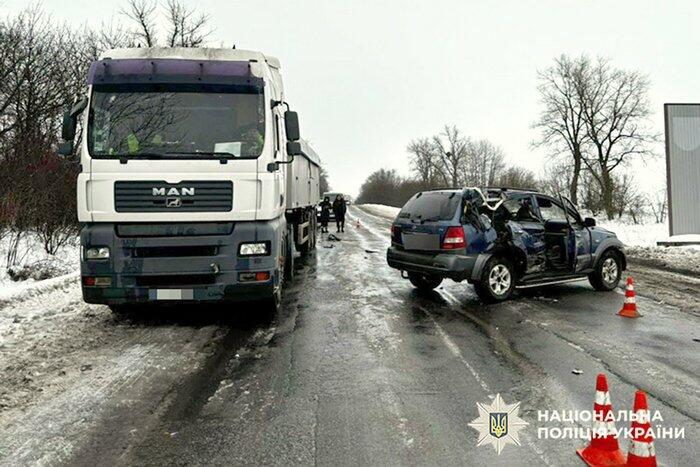 ДТП на Ярмолинеччині: KIA "влетіла" у припарковану вантажівку, є постраждалі