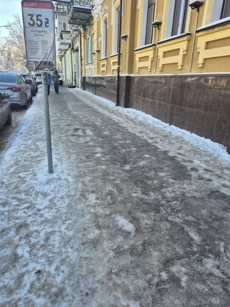 Біля Інституту травматології &ndash; суцільна ковзанка. Фоторепортаж із центру Києва