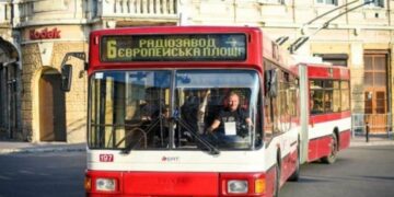 Негода паралізувала рух тролейбусів в Івано-Франківську: графік “летить шкереберть”