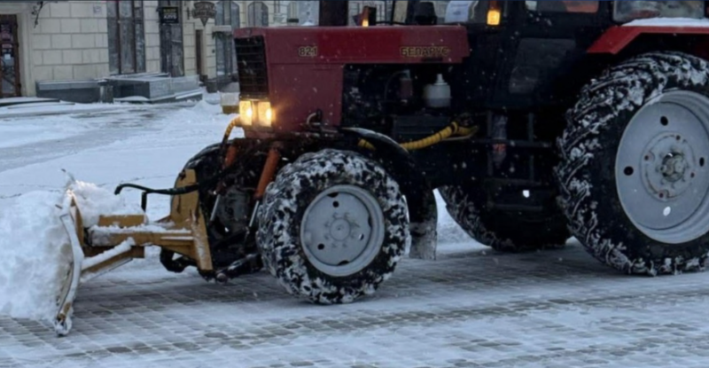 Через погіршення погоди комунальні служби Тернополя посилили прибирання