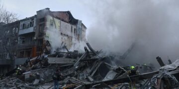 Під завалами будинку у Харкові знайшли тіло дитини, його маму шукають