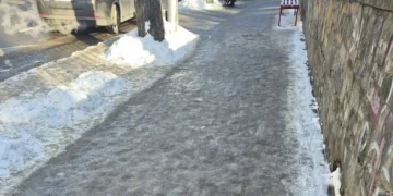 Біля Інституту травматології – суцільна ковзанка. Фоторепортаж із центру Києва