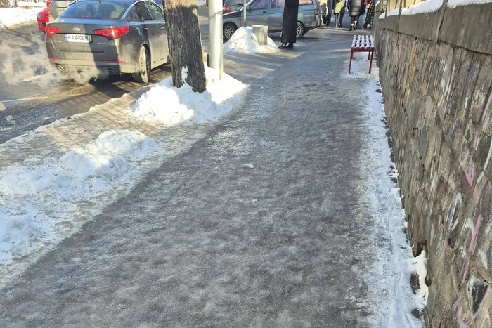 Біля Інституту травматології &ndash; суцільна ковзанка. Фоторепортаж із центру Києва