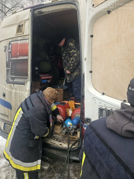 Єдність у дії: як комунальні служби Тернопільщини допомагають Києву після обстрілів (ФОТО)