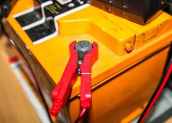 Чи можна використовувати газовану воду для очищування клем АКБ