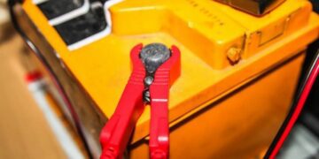 Чи можна використовувати газовану воду для очищування клем АКБ