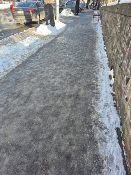 Біля Інституту травматології &ndash; суцільна ковзанка. Фоторепортаж із центру Києва