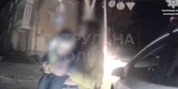 У Запоріжжі патрульні врятували нетверезу жінку з однорічною дитиною від переохолодження