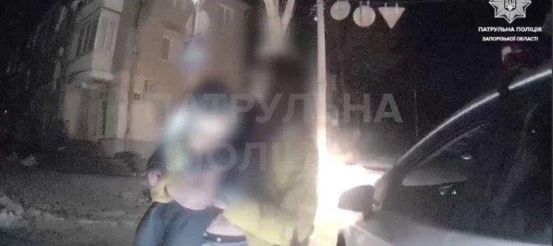 У Запоріжжі патрульні врятували нетверезу жінку з однорічною дитиною від переохолодження