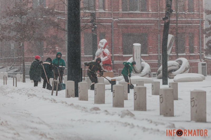 БІЛА ЗАМЕТІЛЬ ТА ХУРДЕЛИЦЯ У ДНІПРІ: ЯК ЗМІНИЛИСЯ ВУЛИЦІ МІСТА ВНАСЛІДОК СНІГОПАДУ ТА ХУРТОВИНИ