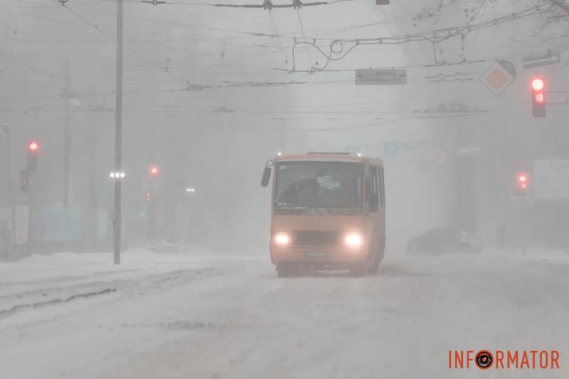 БІЛА ЗАМЕТІЛЬ ТА ХУРДЕЛИЦЯ У ДНІПРІ: ЯК ЗМІНИЛИСЯ ВУЛИЦІ МІСТА ВНАСЛІДОК СНІГОПАДУ ТА ХУРТОВИНИ