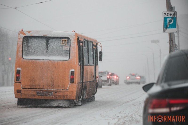 БІЛА ЗАМЕТІЛЬ ТА ХУРДЕЛИЦЯ У ДНІПРІ: ЯК ЗМІНИЛИСЯ ВУЛИЦІ МІСТА ВНАСЛІДОК СНІГОПАДУ ТА ХУРТОВИНИ