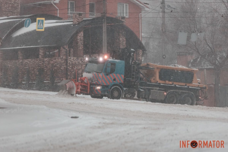 БІЛА ЗАМЕТІЛЬ ТА ХУРДЕЛИЦЯ У ДНІПРІ: ЯК ЗМІНИЛИСЯ ВУЛИЦІ МІСТА ВНАСЛІДОК СНІГОПАДУ ТА ХУРТОВИНИ