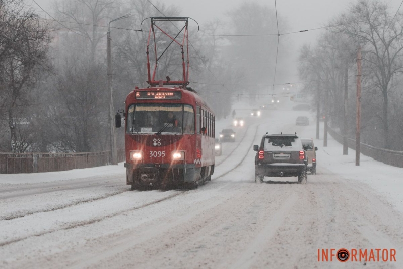 БІЛА ЗАМЕТІЛЬ ТА ХУРДЕЛИЦЯ У ДНІПРІ: ЯК ЗМІНИЛИСЯ ВУЛИЦІ МІСТА ВНАСЛІДОК СНІГОПАДУ ТА ХУРТОВИНИ