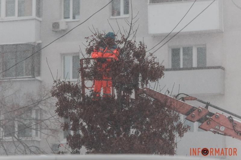 БІЛА ЗАМЕТІЛЬ ТА ХУРДЕЛИЦЯ У ДНІПРІ: ЯК ЗМІНИЛИСЯ ВУЛИЦІ МІСТА ВНАСЛІДОК СНІГОПАДУ ТА ХУРТОВИНИ