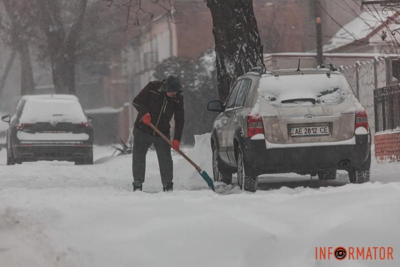 БІЛА ЗАМЕТІЛЬ ТА ХУРДЕЛИЦЯ У ДНІПРІ: ЯК ЗМІНИЛИСЯ ВУЛИЦІ МІСТА ВНАСЛІДОК СНІГОПАДУ ТА ХУРТОВИНИ