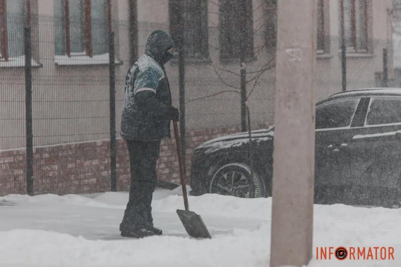 БІЛА ЗАМЕТІЛЬ ТА ХУРДЕЛИЦЯ У ДНІПРІ: ЯК ЗМІНИЛИСЯ ВУЛИЦІ МІСТА ВНАСЛІДОК СНІГОПАДУ ТА ХУРТОВИНИ