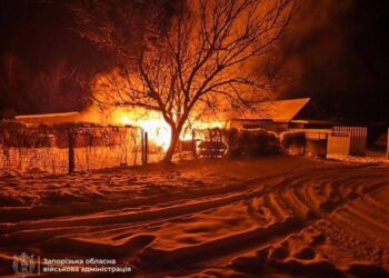 У Запоріжжі виникла пожежа внаслідок ворожого влучання