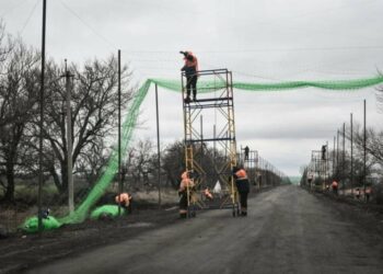 Через сильні пориви вітру у Запорізькій області частково зруйновано опори антидронових тунелів