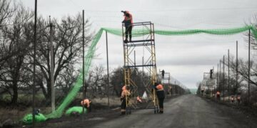 Через сильні пориви вітру у Запорізькій області частково зруйновано опори антидронових тунелів