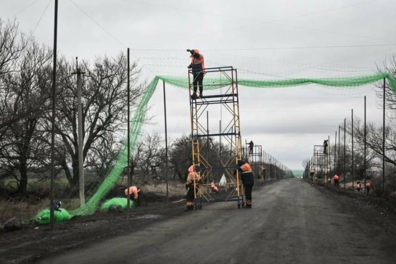 Через сильні пориви вітру у Запорізькій області частково зруйновано опори антидронових тунелів