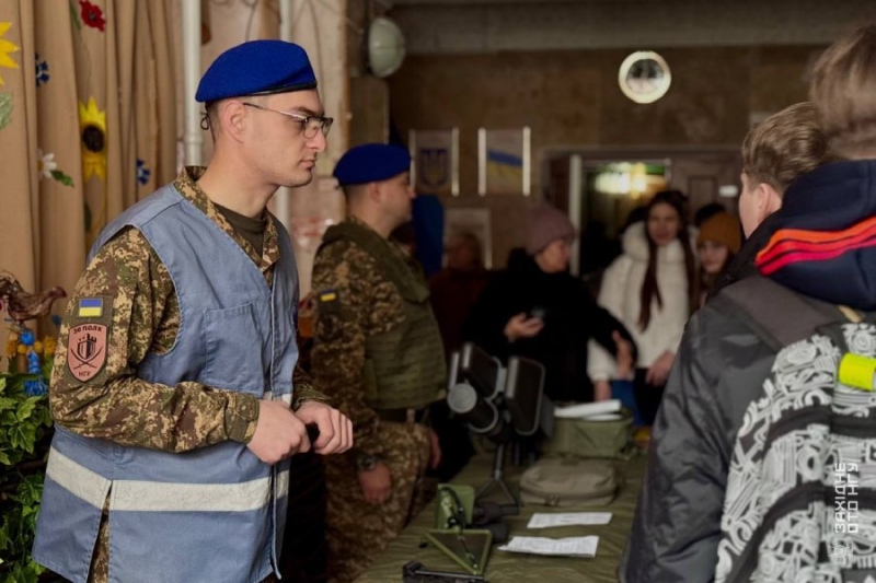 Дрони, такмед і фронтові історії. Нацгвардійці провели урок мужності для школярів Хмельницького
