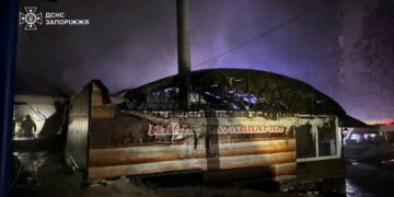 У Запоріжжі гасили займання будівлі кафе