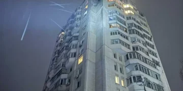 У Голосіївському районі Києва безпілотник пошкодив багатоповерхівку