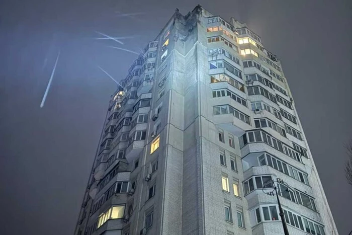 У Голосіївському районі Києва безпілотник пошкодив багатоповерхівку