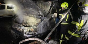 У Запоріжжі зайнялися вантажний мікроавтобус і господарська споруда