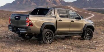 Новий Toyota Hilux 2026 показали наживо: тепер і з електричною версією (ВІДЕО)