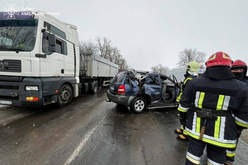 ДТП на Ярмолинеччині: KIA "влетіла" у припарковану вантажівку, є постраждалі