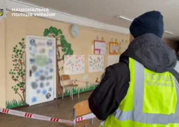 Замах на вбивство у київській школі: поліція розслідує зв’язок нападника зі спецслужбами РФ