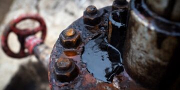 Європа рекордно зменшила закупівлі російської нафти